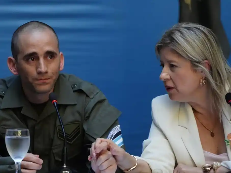 Nahuel Gallo, desde el Edificio Centinela junto a la ministra Monteoliva.