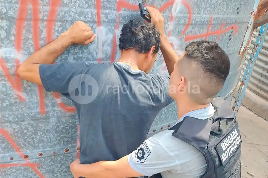 No tenía donde vivir y se armó la casa dentro del silo de un vecino de Rafaela: "no tengo dónde parar"