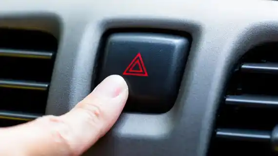 ¿Balizas o luz de giro?: cuándo utilizar cada una