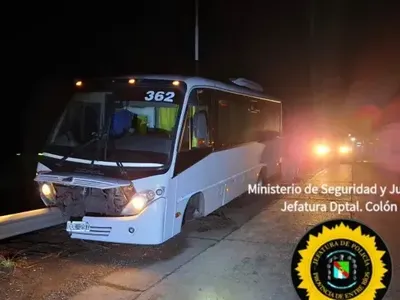 Un minibús que trasladaba una familia sufrió un desperfecto en la Autovía Artigas y chocó contra un guardarraíl