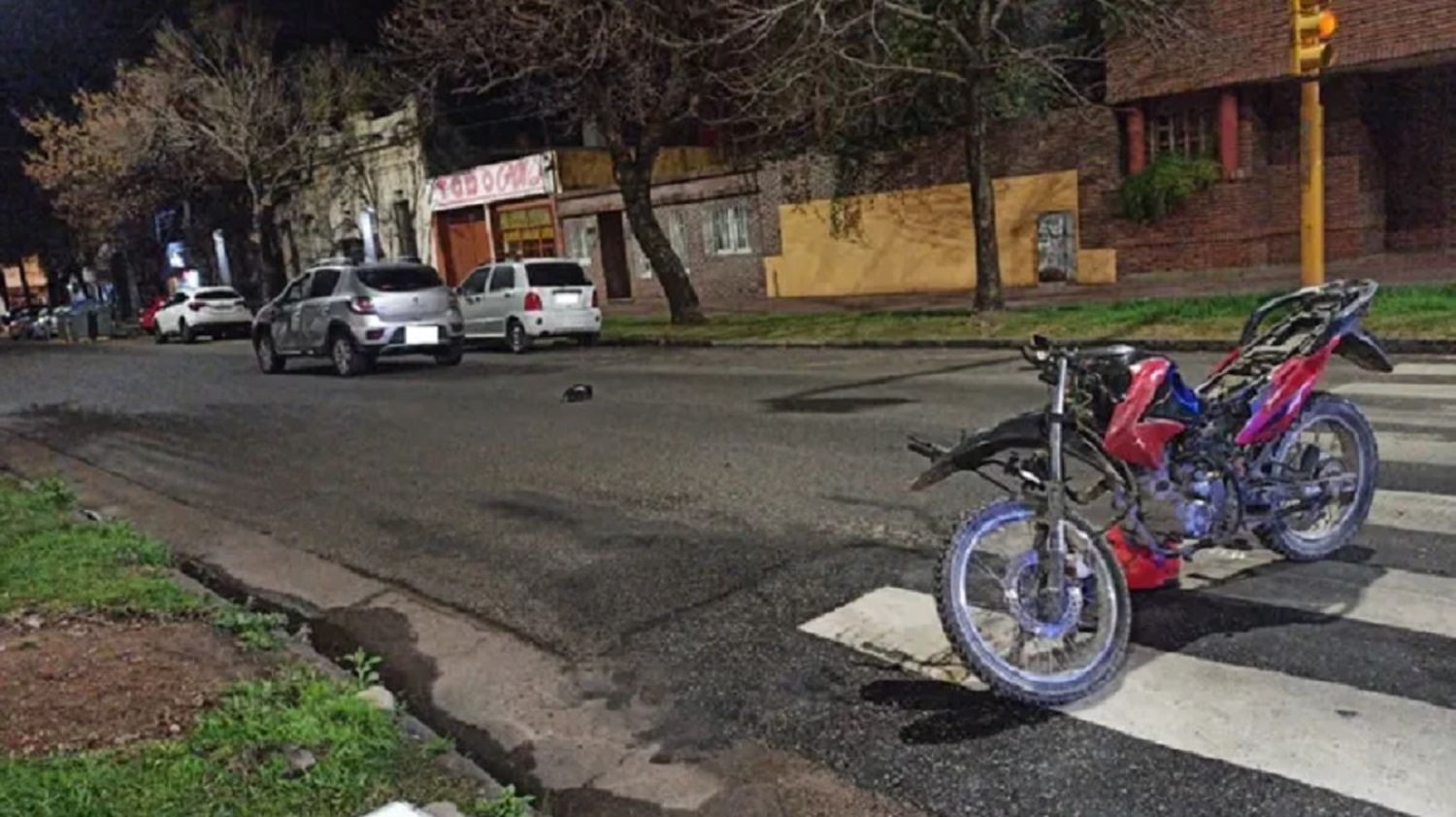 Chocó con su moto, resultó herido y en el hospital detectaron que portaba un arma