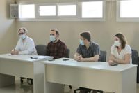 Las autoridades sanitarias remarcaron la necesidad de cuidar a los adultos mayores