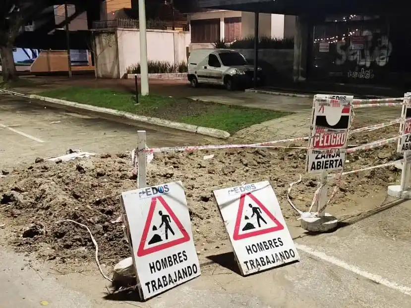 Motociclista sufrió lesiones al chocar contra un montículo de tierra señalizado
