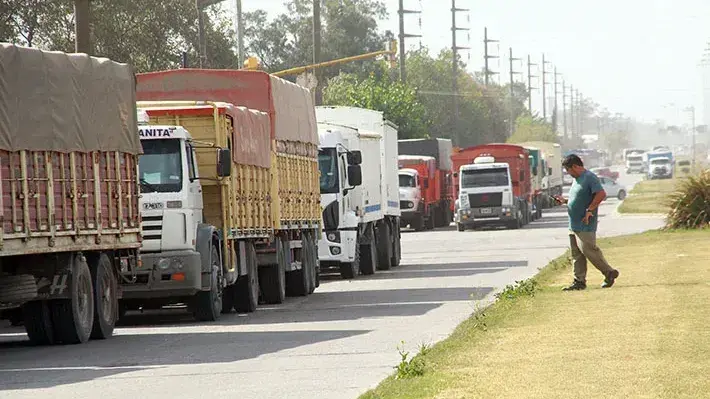 Camiones en espera sobre las avenidas de Necochea: SIUNFLETRA reclamó 'espacios de espera habilitados'