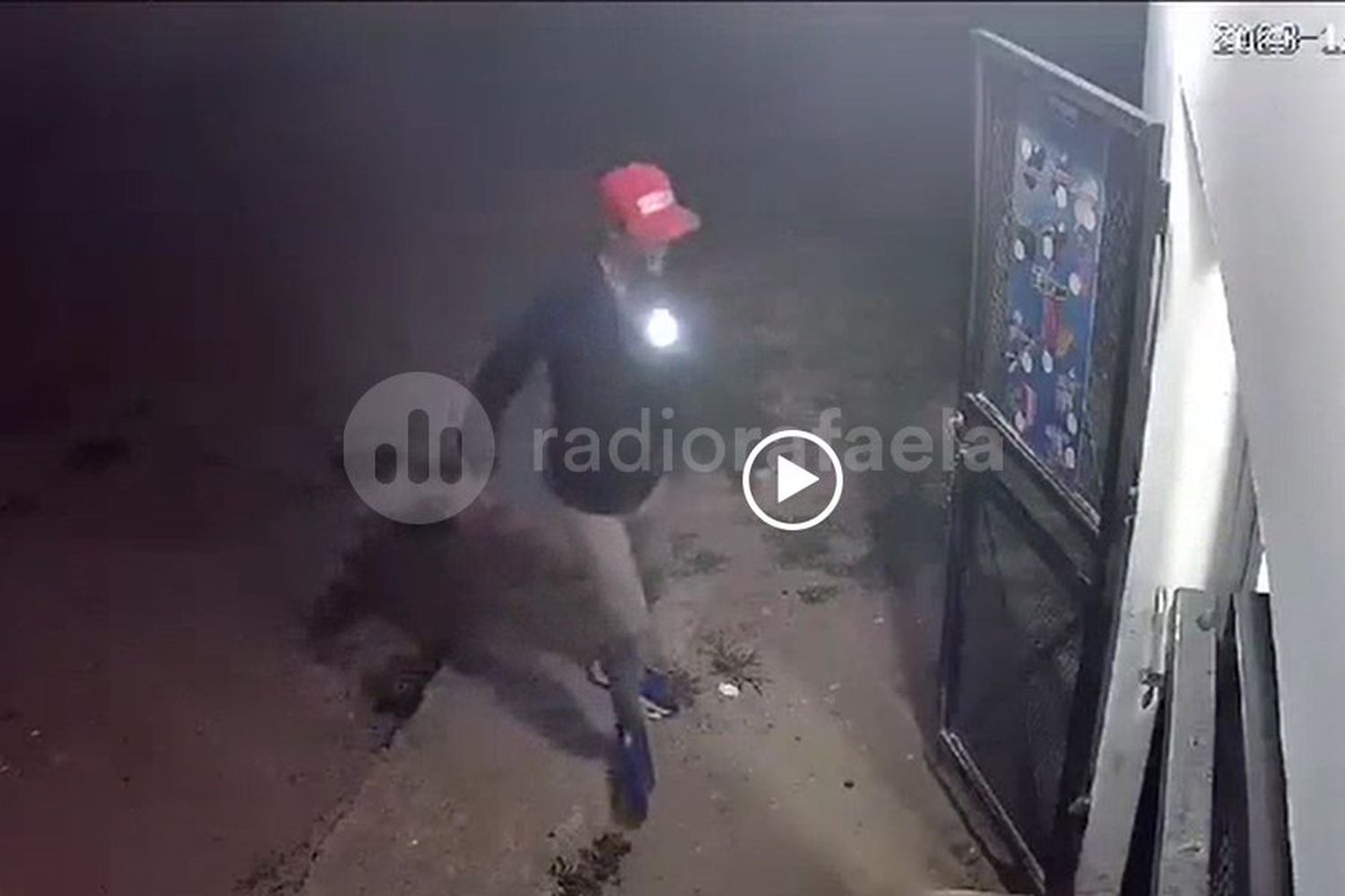 VIDEO | Violencia extrema en un kiosco de la región: a las patadas contra la puerta y amenazas