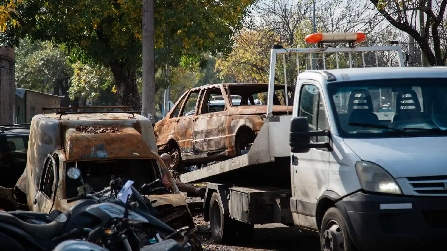 La provincia impulsó un amplio operativo para continuar con el retiro de vehículos en las comisarías de Rosario.