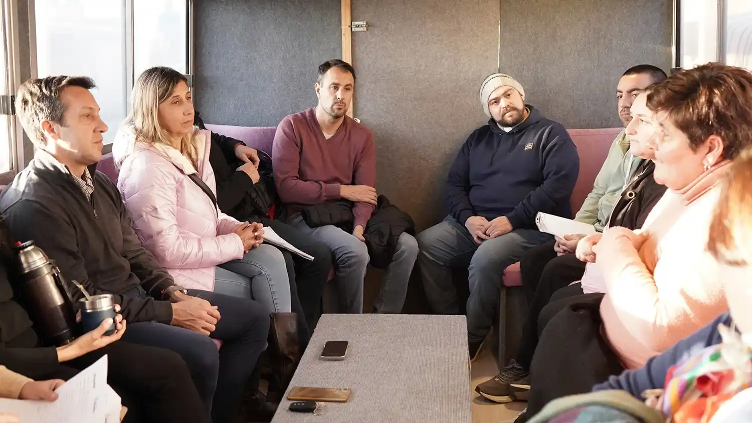 En la Oficina Móvil. El Intendente y sus funcionarios dialogan con los vecinos del barrio Norte