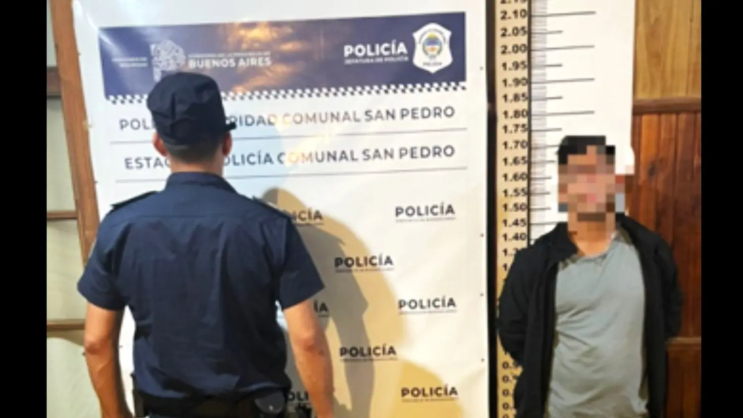 El individuo fue detenido por generar disturbios en la vía pública.