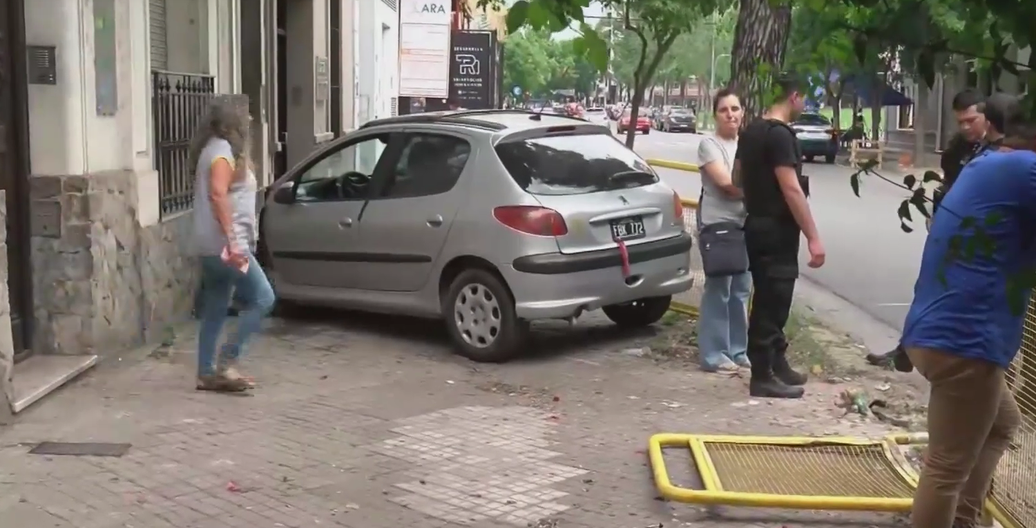 Un automovilista perdió el control de su vehículo y chocó contra un jardín de infantes en barrio Abasto