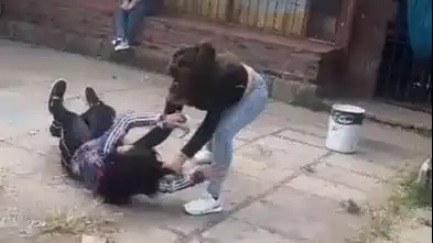 La pelea fue registrada en video por otros estudiantes.