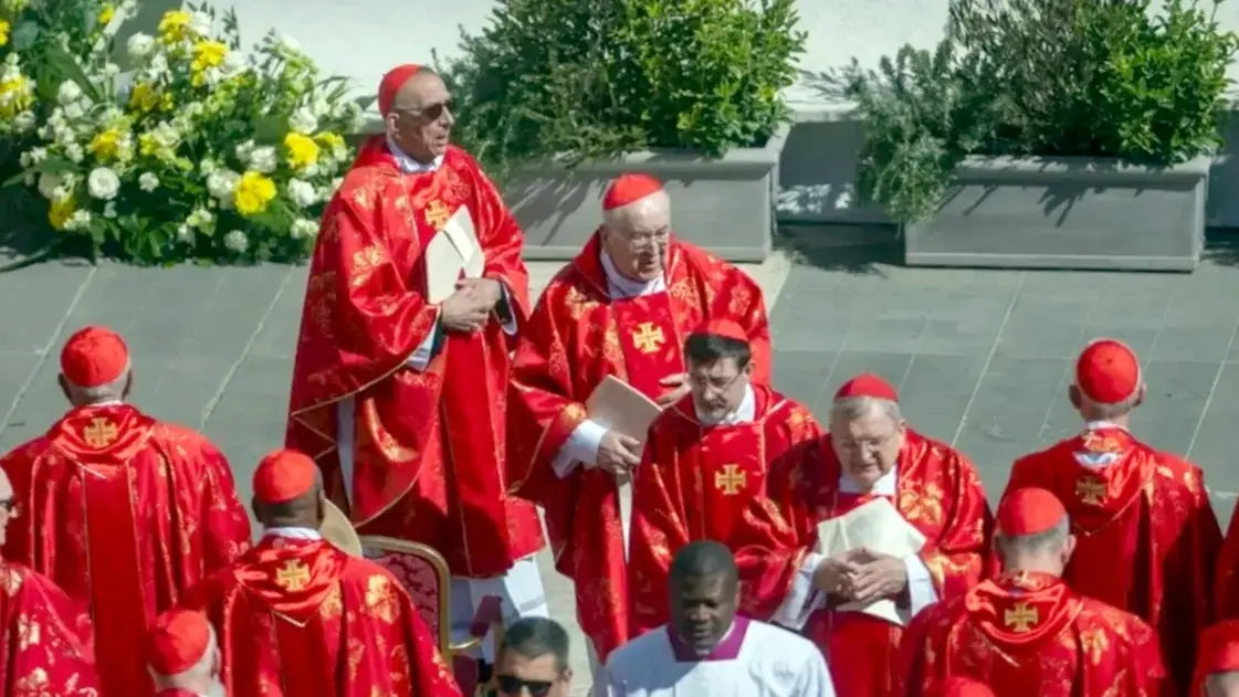 Cardenales rindieron homenaje a Francisco y se preparan para un Cónclave colmado de intriga