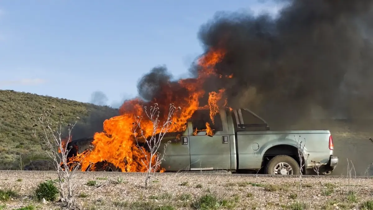 Se incendió una camioneta en la Ruta 237 tras un desperfecto mecánico
