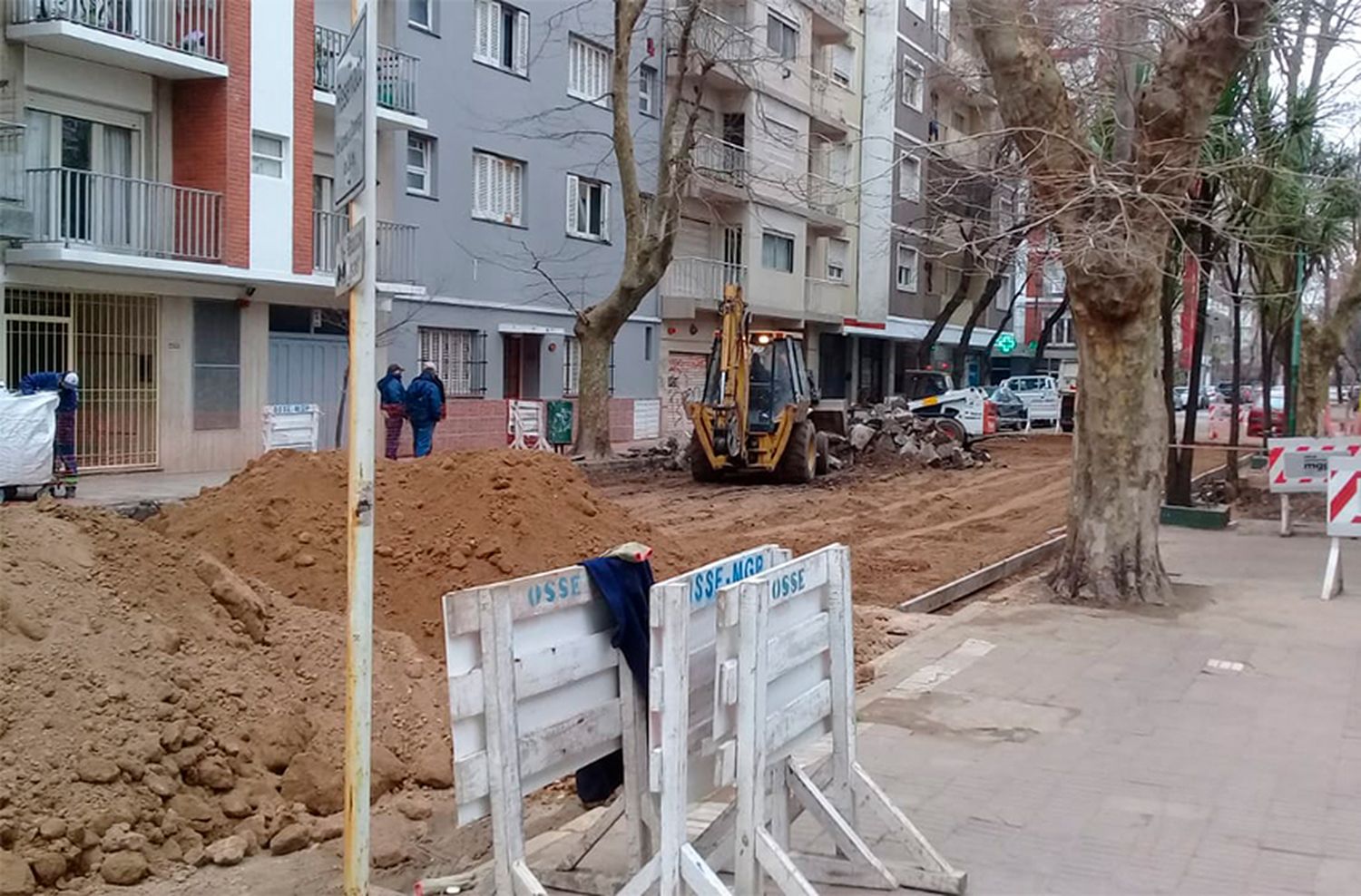 Comenzó la reconstrucción en la calle destruida por un caño roto