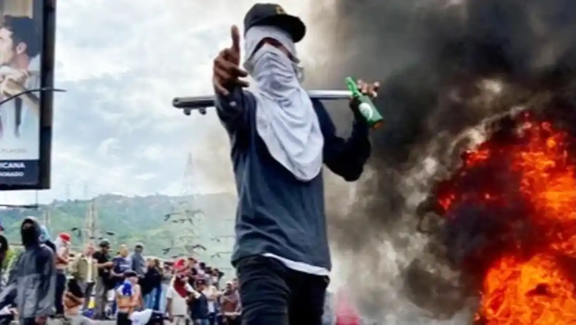 Violentos enfrentamientos entre policías y manifestantes en las calles de Caracas
