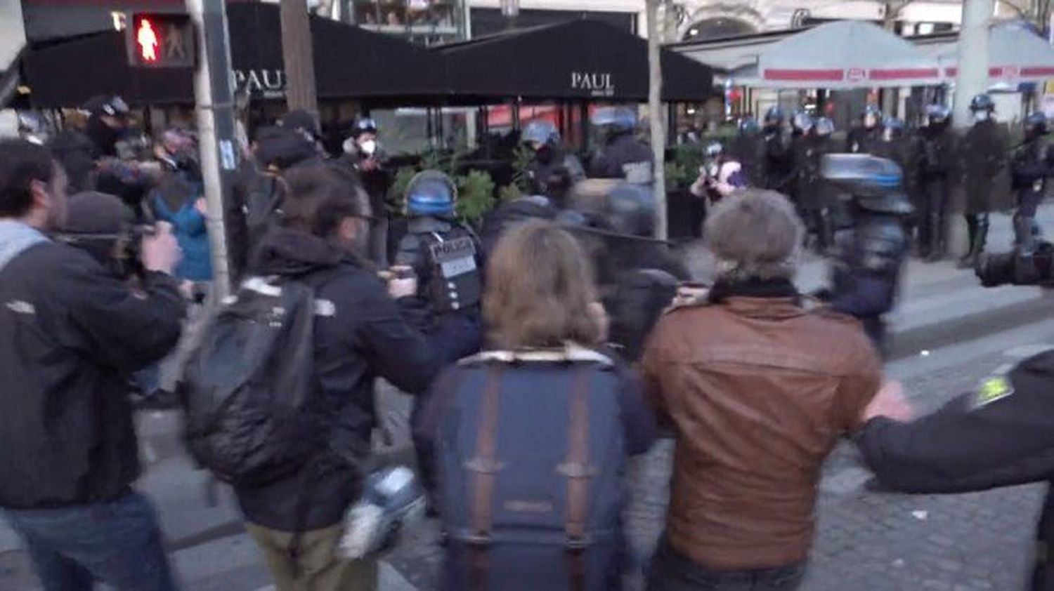 Violentos incidentes en marcha antivacunas en Paris