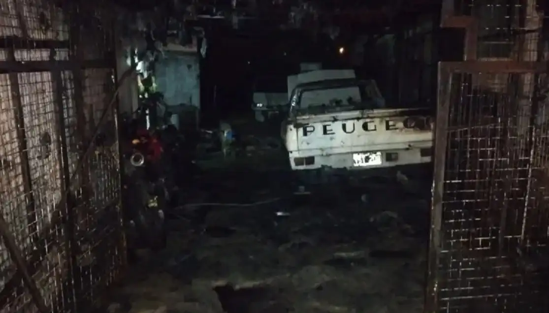 Entró a robar en una vivienda, pero terminó incendiando una camioneta y una moto