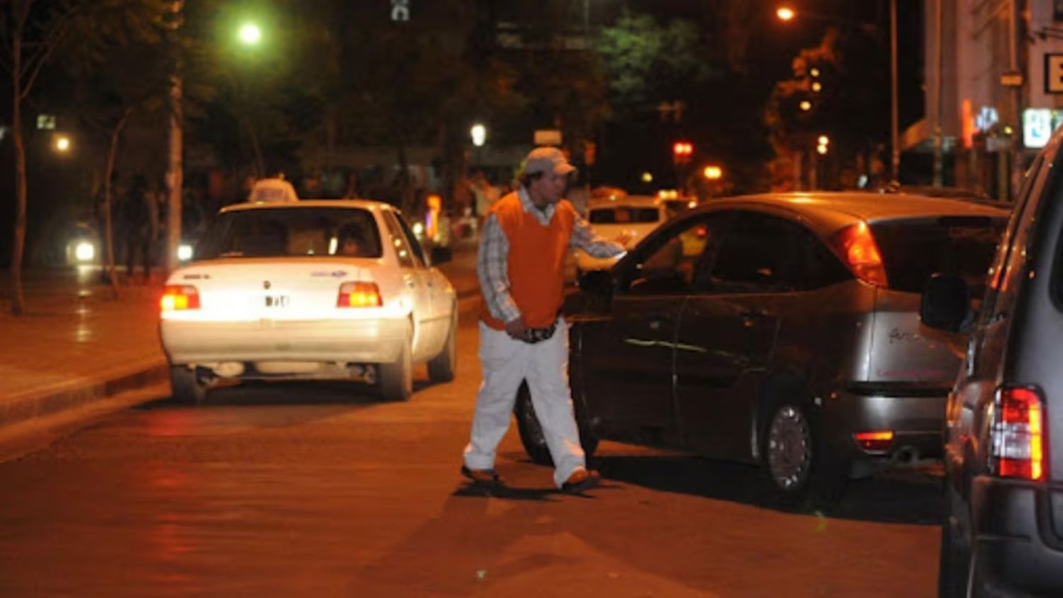 Un cuidacoches recibió $500.000 por error, buscó a quien se los envió y los devolvió: “No todos somos iguales”. (Foto: El Doce)