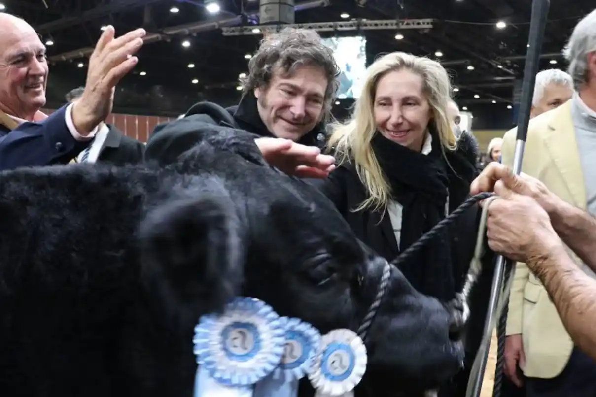 Milei y su hermana Karina estarán el sábado en la Rural.