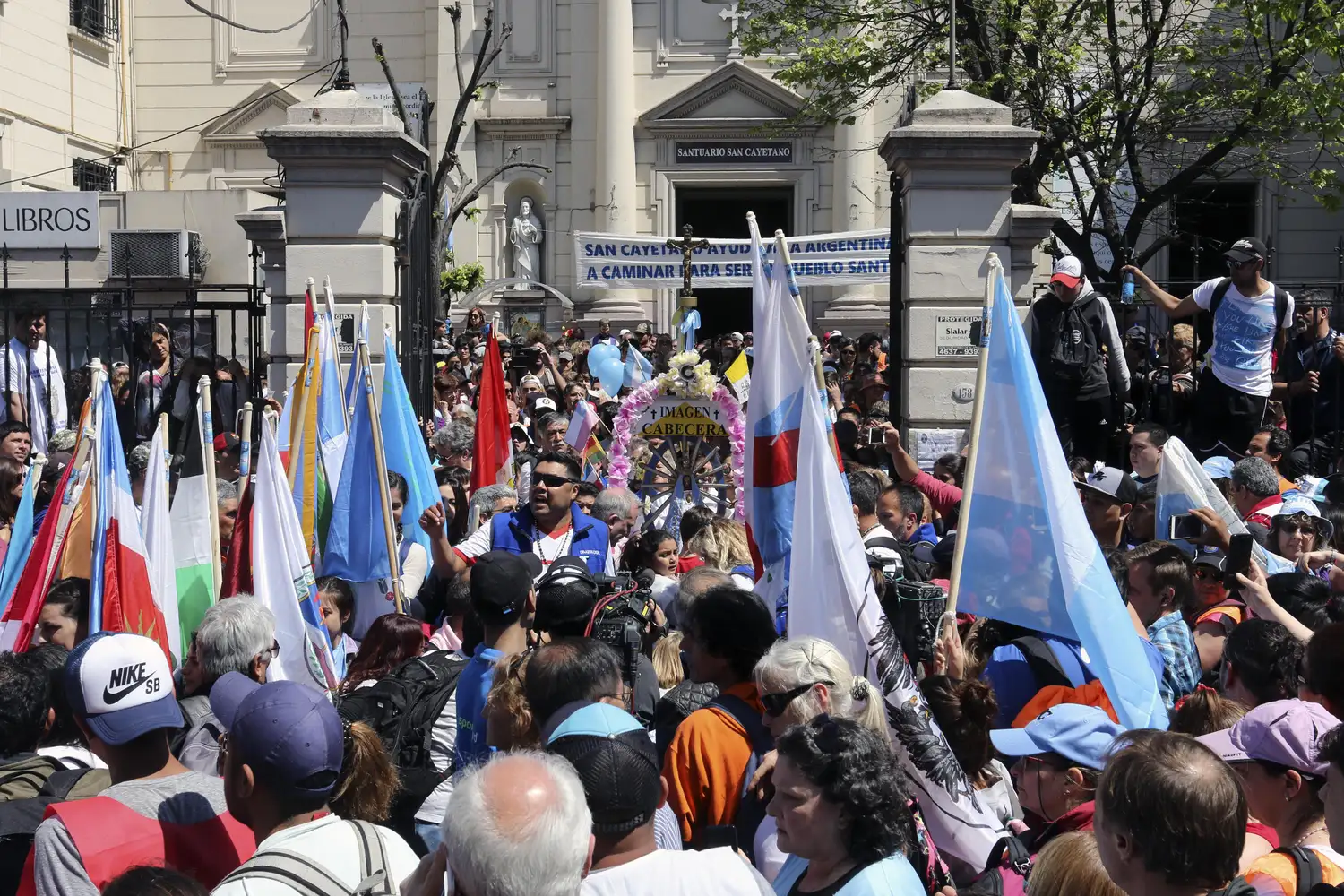 Miles de fieles participan de una nueva peregrinación a Luján