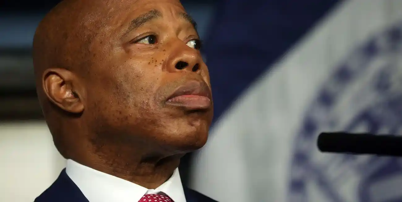 El presunto ataque que se le imputa a Adams habría tenido lugar en 1993, cuando ambos trabajaban en la policía de tránsito. Crédito: REUTERS.