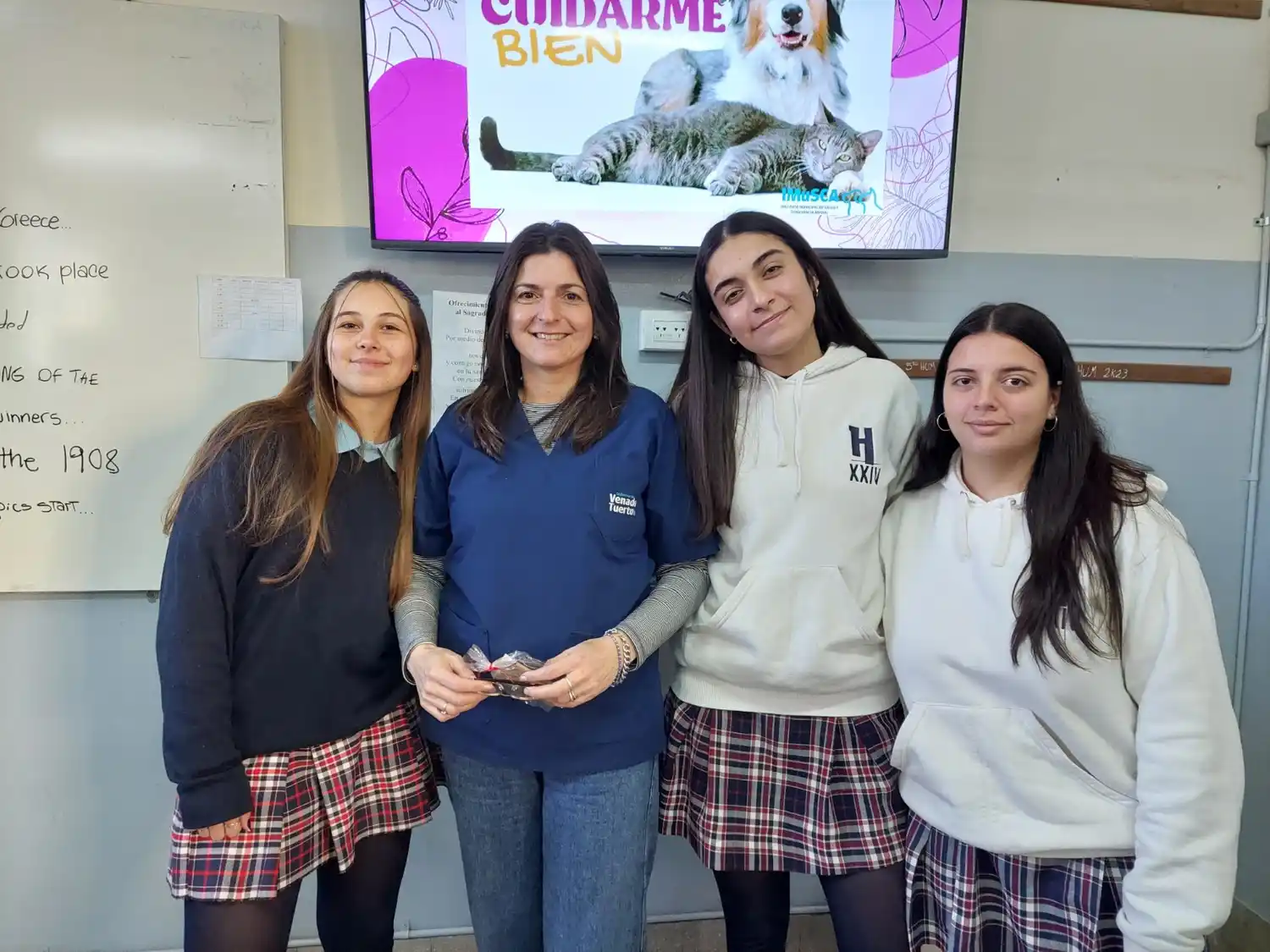 Inés Carusillo junto a alumnas del Sagrado Corazón.