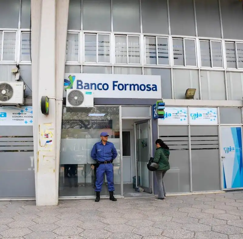Se pone en marcha un amplio operativo policial
en  inmediaciones de bancos y cajeros automáticos
