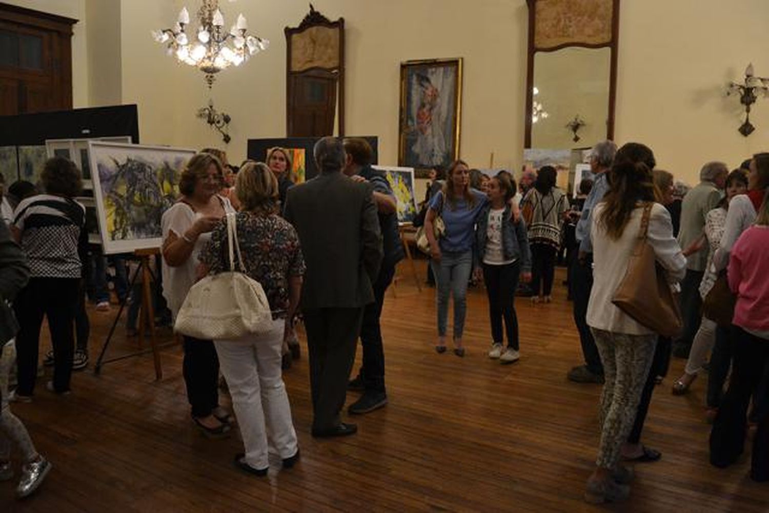 Muestra Plástica “Vino y Arte” en el Club Social 