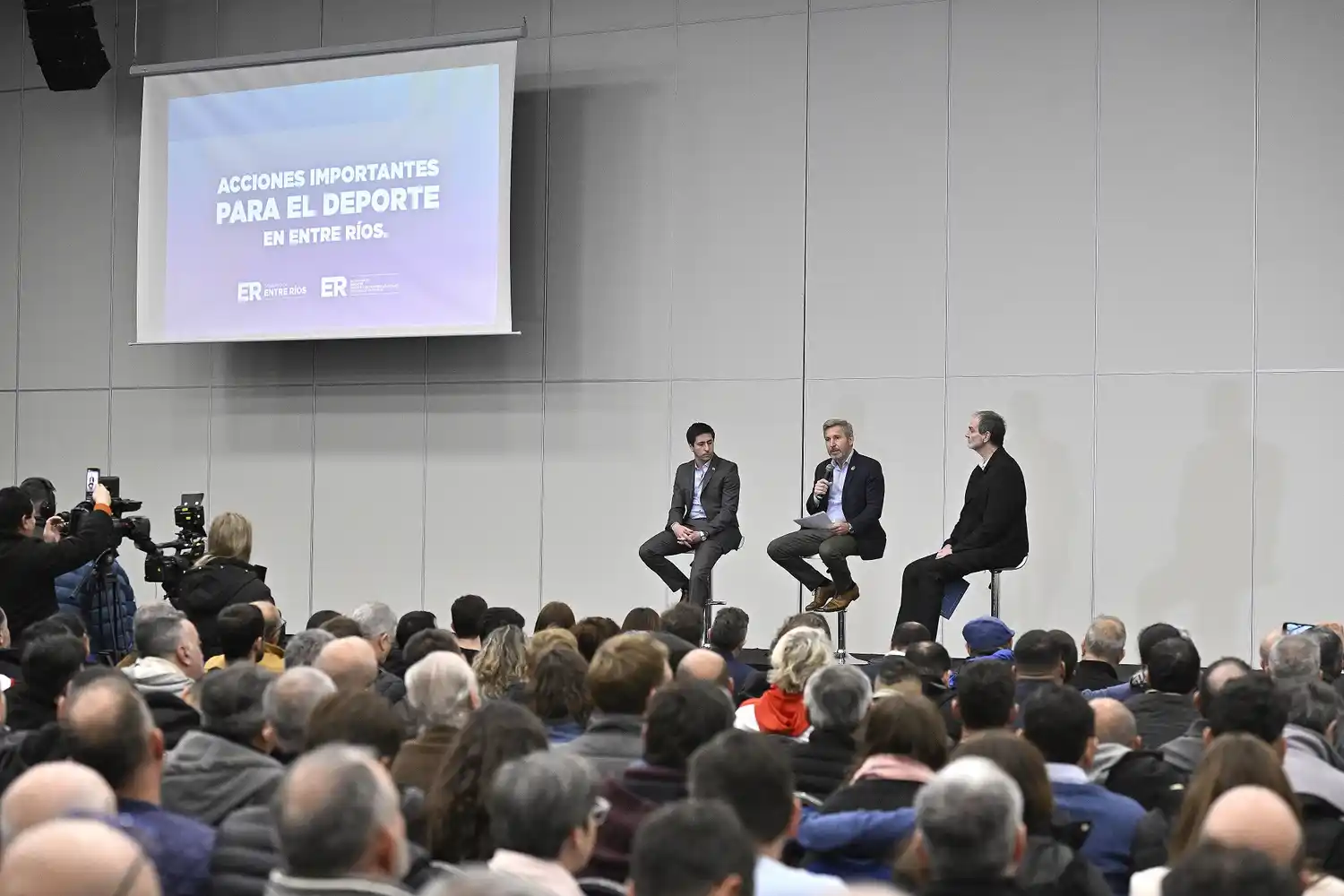 El gobernador Rogelio Frigerio anuncia beneficios para clubes entrerrianos en energía, infraestructura y seguridad