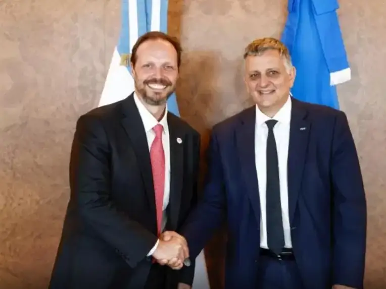 Sergio Mengoni y Horacio Marin en la firma del acuerdo con TotalEnergies.