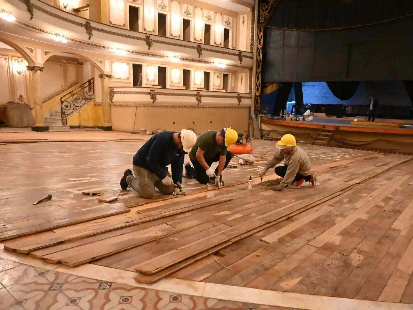Recolocan las tablas originales del piso del Teatro Gualeguaychú