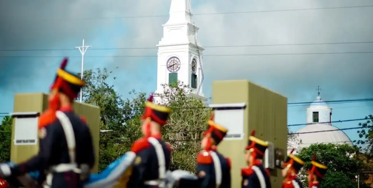 La actividad había comenzado minutos antes, con un izamiento en el Pórtico de la Gloria y la colocación de una ofrenda floral en el busto de Manuel Belgrano, ubicado en Sargento Cabral y Belgrano, al cumplirse el 212º aniversario del primer enarbolamiento de la bandera argentina.