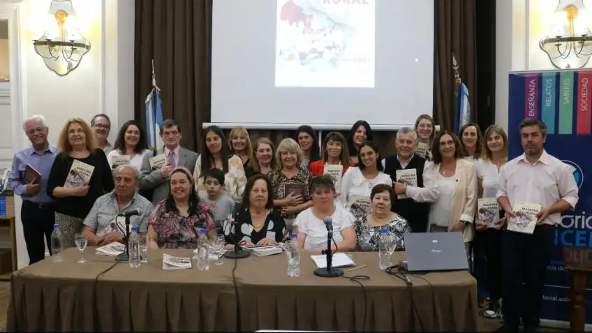 Integrantes del equipo Memoria Institucional, directivos del Instituto de Formación Docente N°10, Editorial UNICEN y equipo de gestión de la Secretaría Académica de la Universidad.