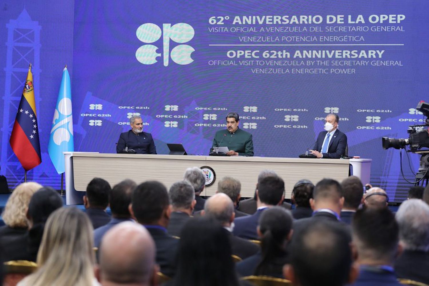 ¿AHORA SÍ? Maduro PROMETE garantizar la inversión jurídica extranjera para extraer el gas