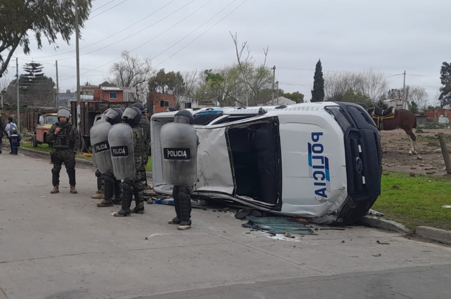 Todo pasó cuando el patrullero perdió el control tras ser impactado por un colectivo escolar.