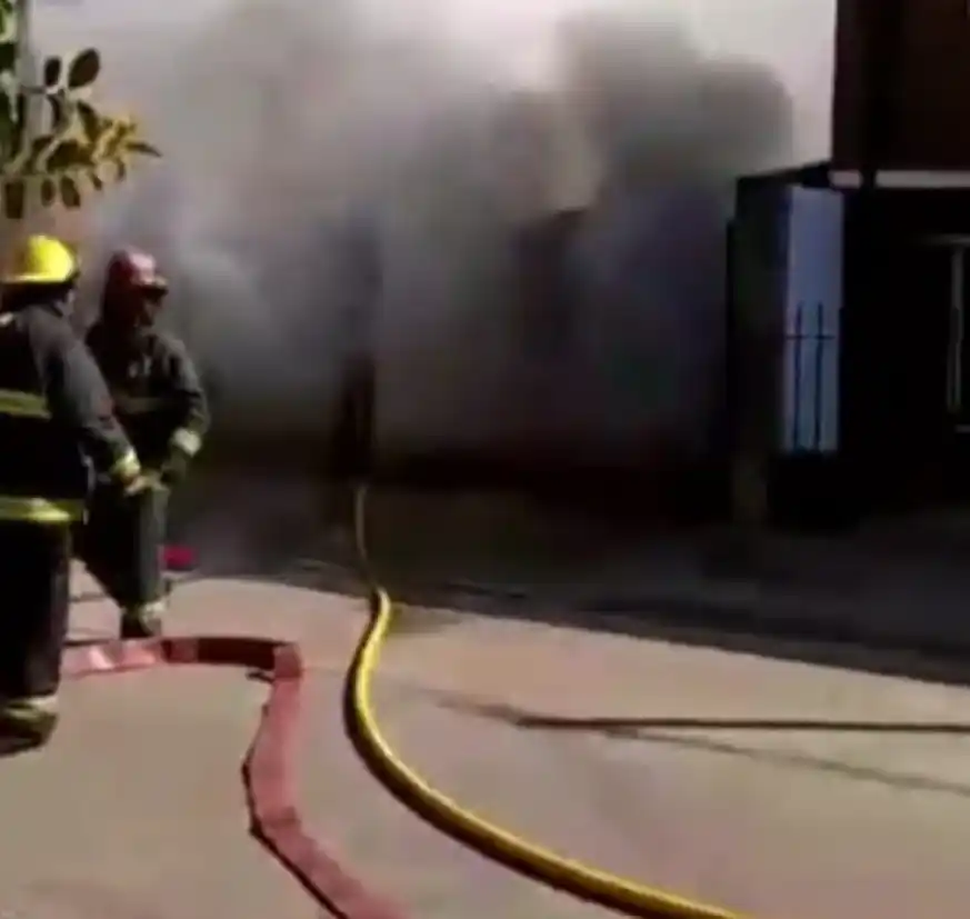 Se incendió una camioneta dentro de un garaje: actuaron dos dotaciones de Bomberos