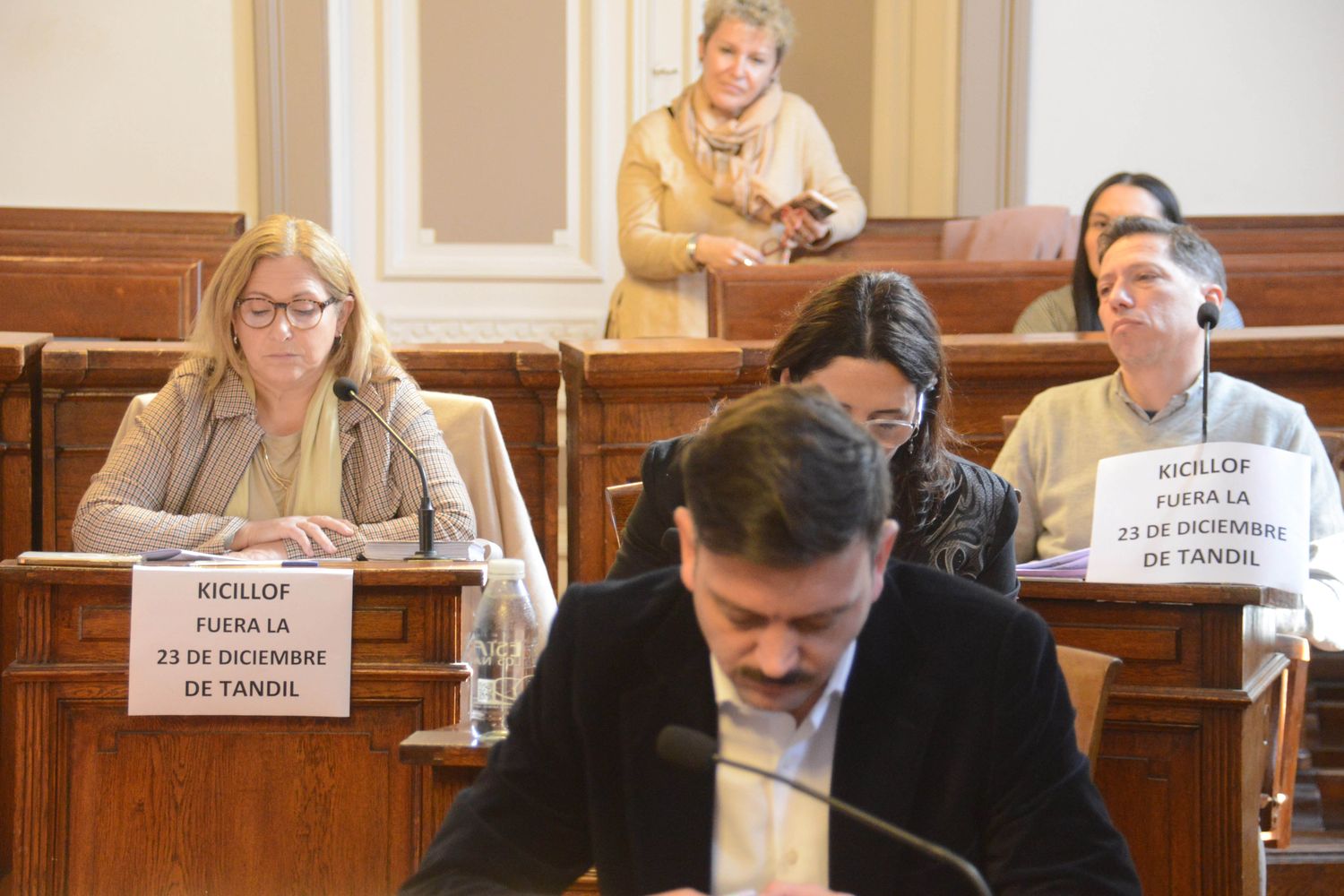 Los concejales Luján Fiego y Federico Sánchez Chopa colgaron de sus bancas carteles con el mensaje: “Kicillof, fuera la 23 de diciembre de Tandil”.