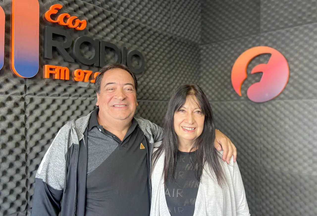 Mabel Jabacian y Sergio Tobio. Parte del elenco de “Bajo Terapia”, en las instalaciones de Ecos Radio.