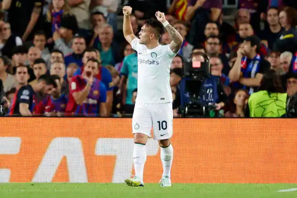 Lautaro Martínez festeja su gol en Barcelona.