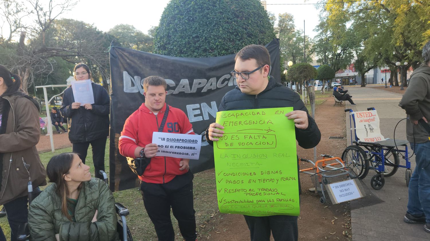 “Una luz por la discapacidad”: fuerte reclamo en Rafaela por la crisis del sistema de atención - 2