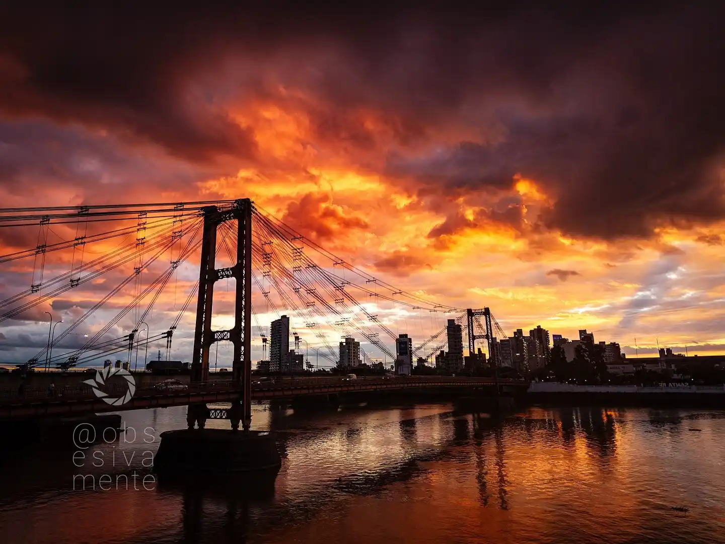 Puente Colgante de la ciudad capital santafesina, en el atardecer. Foto: Hernán Retamoso