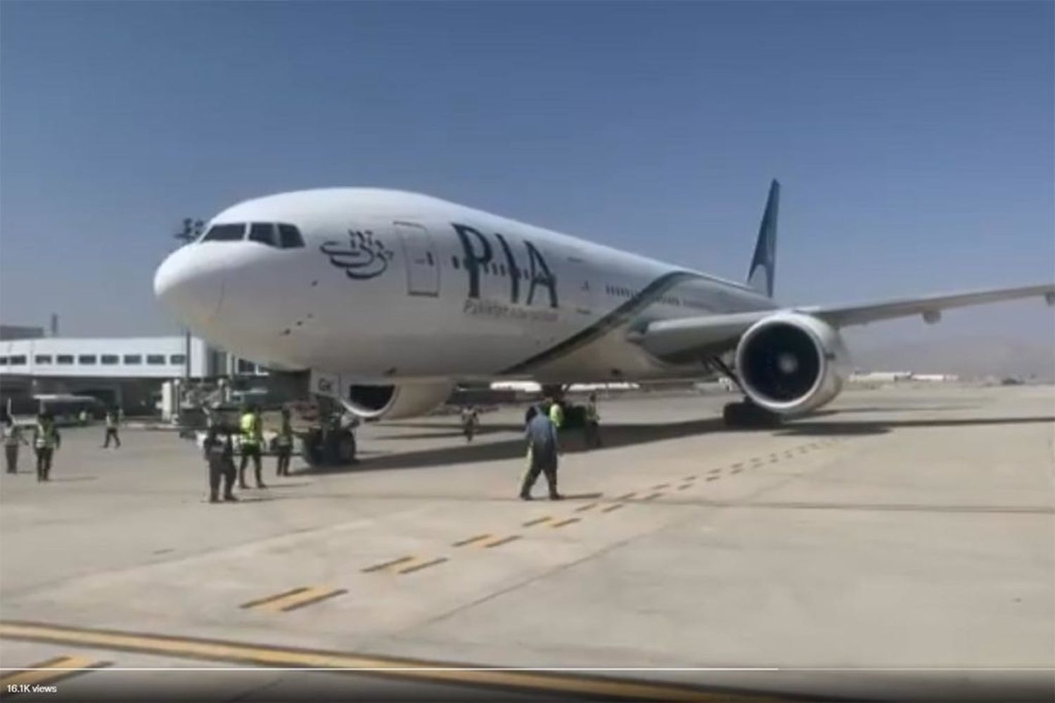 Menos de 10 pasajeros en el primer vuelo comercial aterrizado en Kabul bajo control talibán