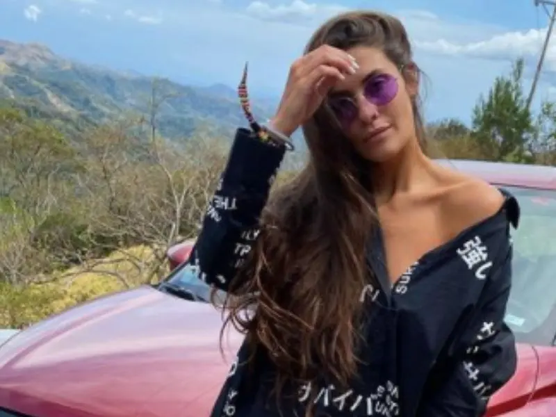 Con un topless al límite, Ivana Nadal se adueñó de un paisaje paradisíaco