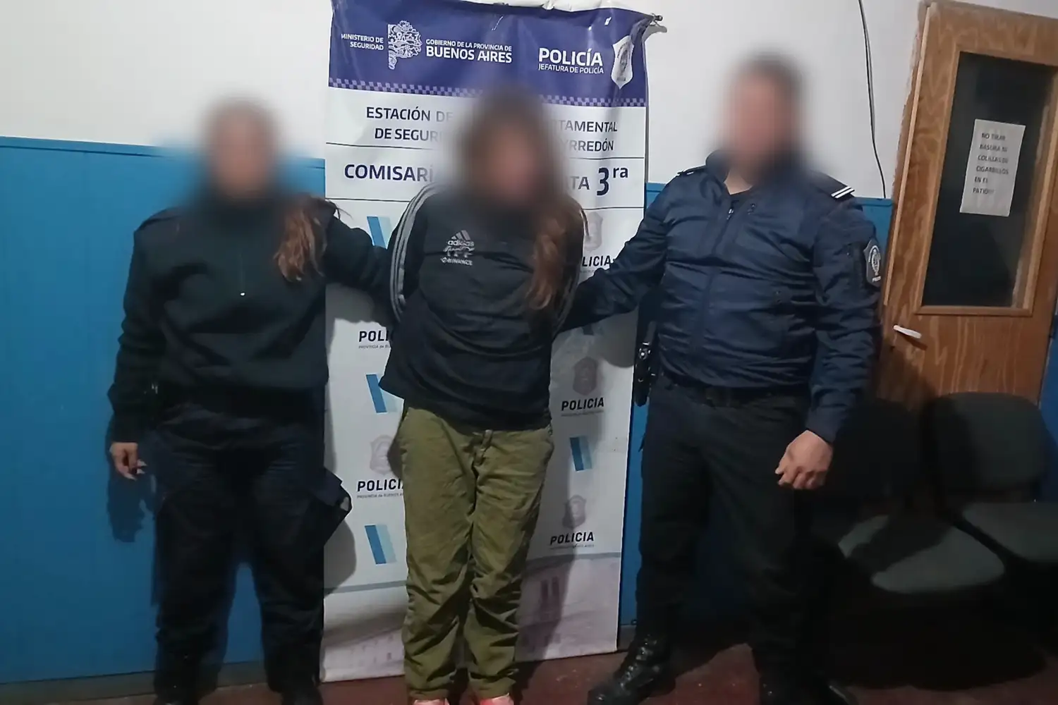 La mujer había robado desodorantes, champú y una campera.