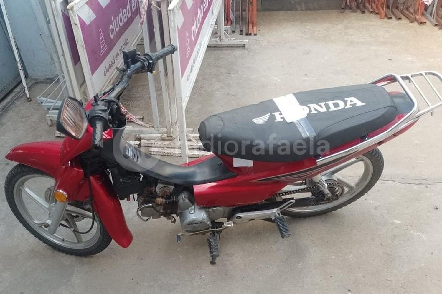 Cruzó un semáforo en rojo y se fugó de la policía en una moto sospechosa