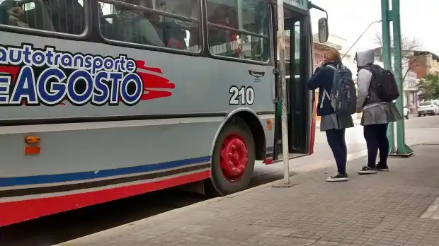 Delcausse denunció vandalismo contra sus colectivos: “Nos tiran hondazos”