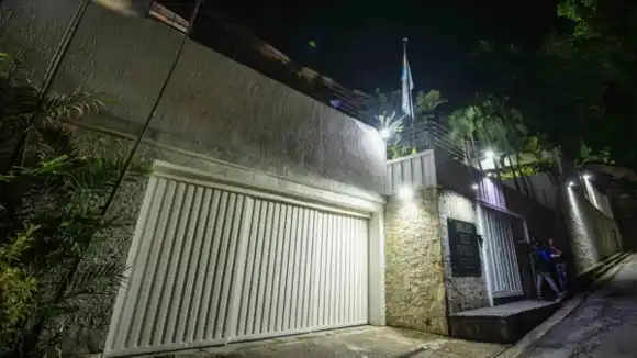 Grupo IDEA DENUNCIA: quieren “transformar a la embajada argentina en una cárcel más”