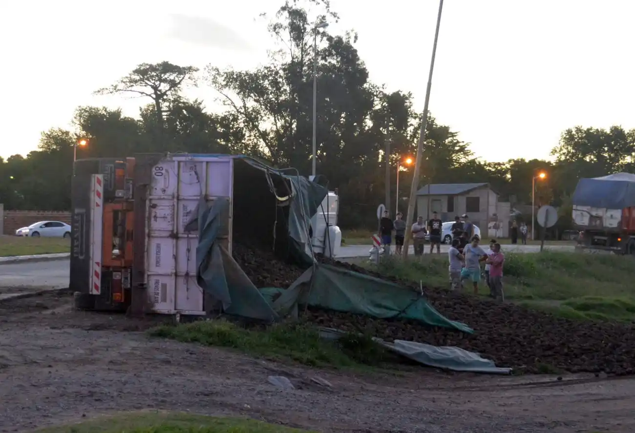Volcó otro camión en la rotonda de la 226 y Reforma Universitaria 