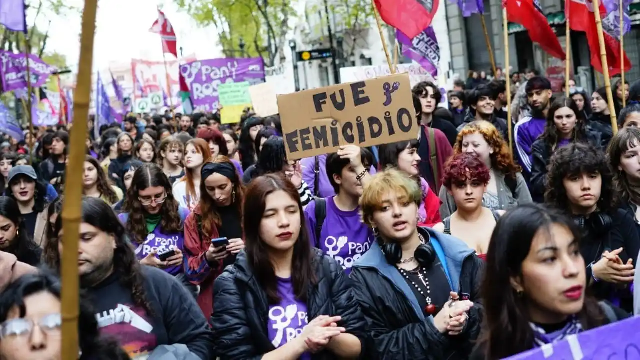 Masiva marcha frente al Congreso por el triple femicidio de Brenda, Morena y Lara. FOTO: X de Miryam Bregman.