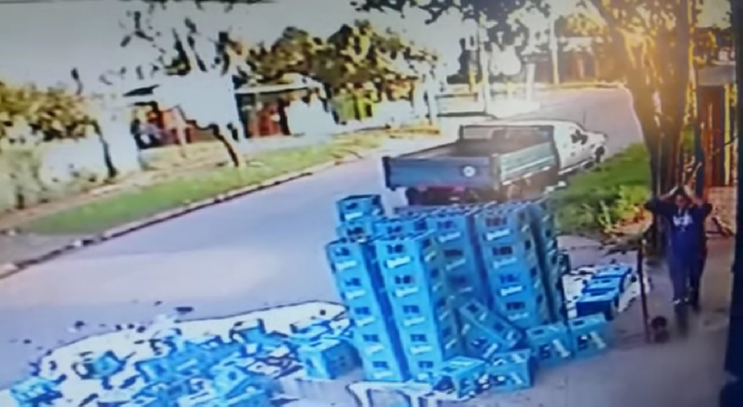 Video: Quiso salvar unas cervezas, pero le salió muy mal