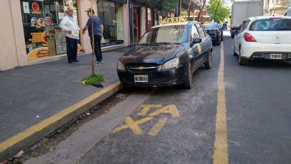 Un taxi apareció en contramano en San Martin e Independencia 